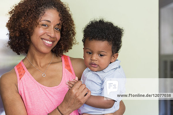 Porträt einer lächelnden gemischtrassigen Mutter mit ihrem kleinen Sohn