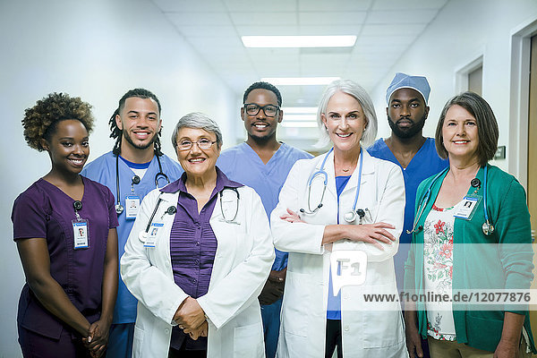 Porträt eines lächelnden medizinischen Teams