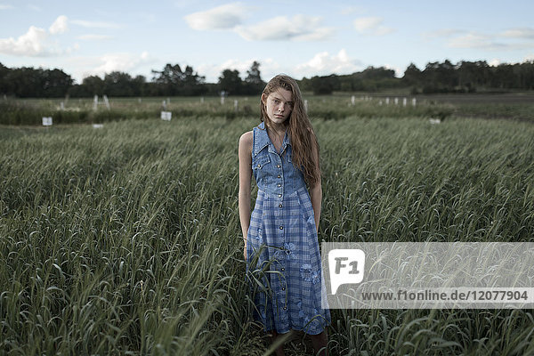 Porträt einer kaukasischen Frau auf einem Feld auf einem Bauernhof