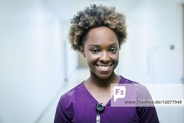 Porträt einer lächelnden schwarzen Krankenschwester