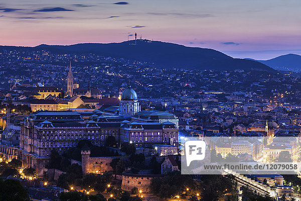 Ungarn  Budapest  Budaer Burg im abendlichen Stadtbild
