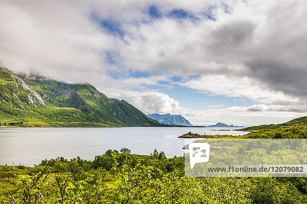 Norwegen  Nordland  Vestvagoey  Insel Lofoten  Blick auf die Küste