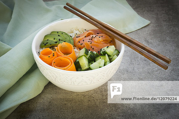 Sushi-Schale mit Lachs  Gurke  Avocado  Reis und Karotte