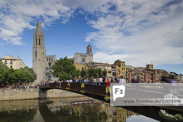 Spanien  Girona  Altstadt mit Brücke und Kathedrale und Kirche Sant Feliu