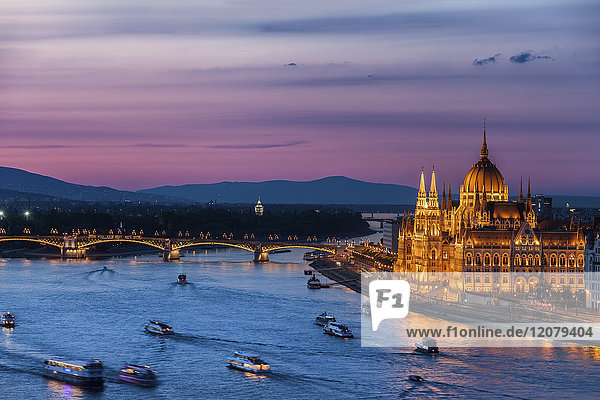 Ungarn  Budapest  Dämmerung an der Donau mit beleuchtetem ungarischen Parlamentsgebäude