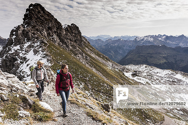 Deutschland  Bayern  Oberstdorf  zwei Wanderer in alpiner Landschaft