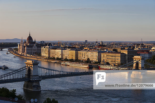 Ungarn  Budapest  Stadtbild bei Sonnenuntergang mit Kettenbrücke an der Donau