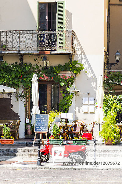 Italien  Lombardei  Brescia  Motorroller vor einem Café