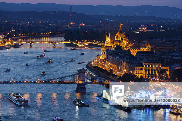 Ungarn  Budapest  abendliches Stadtbild entlang der Donau