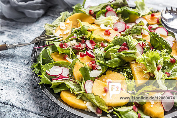 Kaki-Salat mit Radieschen  Granatapfel  Avocado und Käse