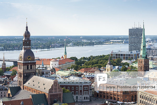 Lettland  Riga  Altstadt  mit Rigaer Dom und Peterskirche  Rigaer Burg und Daugava-Fluss