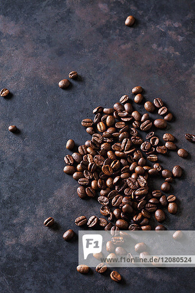 Frisch geröstete Kaffeebohnen auf dunklem Hintergrund
