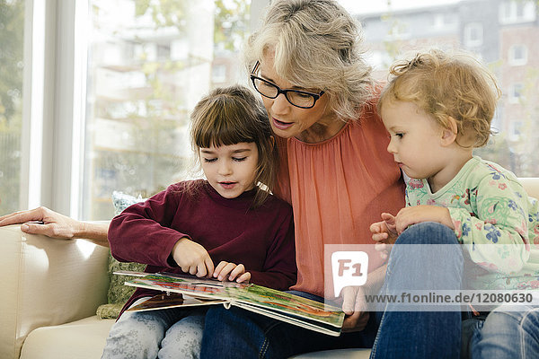 Vorschullehrerin beim Lesen mit Kindern im Kindergarten