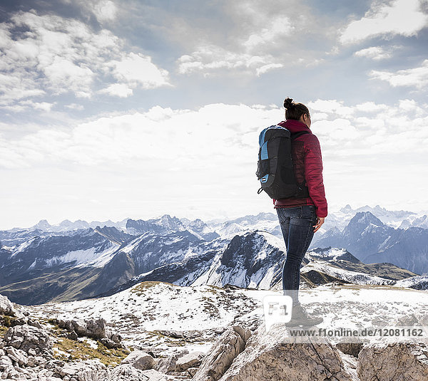 Deutschland  Bayern  Oberstdorf  Frau auf Felsen stehend in alpiner Landschaft
