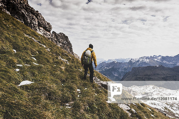 Deutschland Bayern Oberstdorf Wanderer in alpiner Landschaft