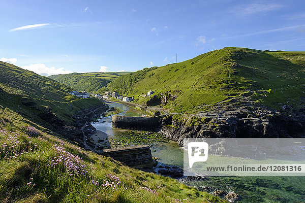 Großbritannien  England  Boscastle  Hafenmauer  Mündung des Flusses Valency