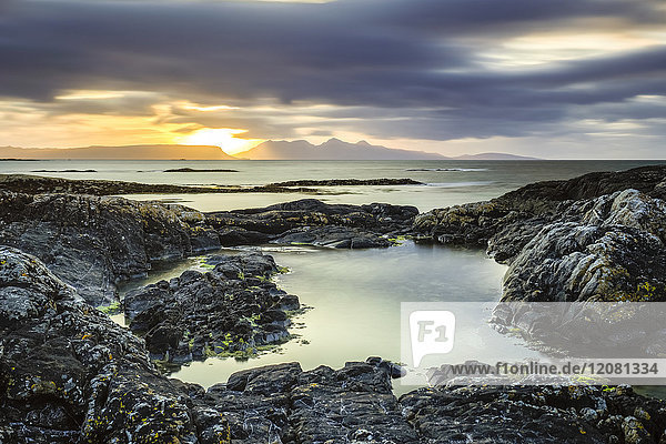 Großbritannien  Schottland  Schottische Highlands  Council Area  Küste bei Arisaig  Sonnenuntergang