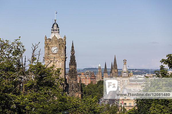 Großbritannien  Schottland  Edinburgh  Altstadt  Scott Monument und Balmoral Hotel