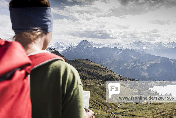 Deutschland  Bayern  Oberstdorf  Wanderer mit Karte in alpiner Landschaft