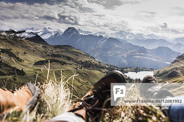 Deutschland  Bayern  Oberstdorf  Füße zweier Wanderer  die sich in alpiner Landschaft ausruhen