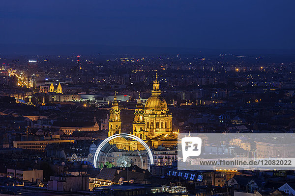 Ungarn  Budapest  Stadt bei Nacht  Pester Stadtbild mit erleuchteter Stephanskirche und Riesenrad