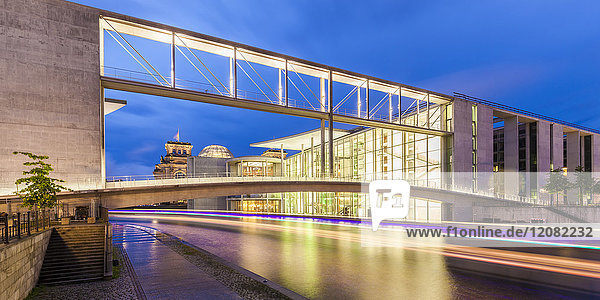 Deutschland Berlin Blick zum Reichstag beleuchtetes Paul-Loebe-Gebäude und Marie-Eisabeth-Lueders-Fußgängerbrücke