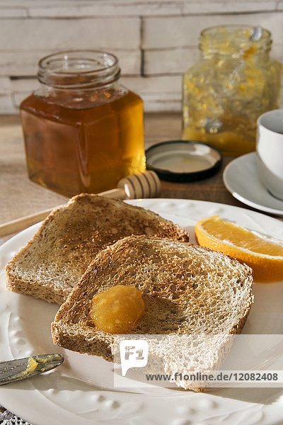 Frühstückstisch mit Toast  Orangenmarmelade  Honig und Espresso