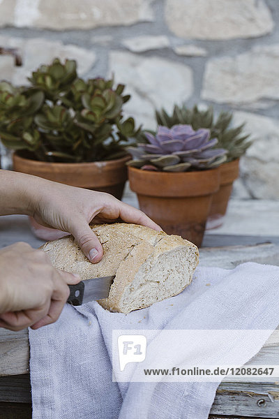 Italien, Damenhandbrotschneiden auf der Terrasse