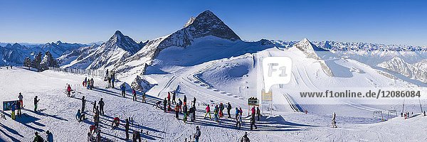Austria  Tyrol  Zillertal  Hintertux  Hintertuxer Glacier  skiers at summit  3250 meters  winter.