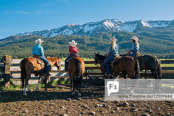 Rückansicht von Cowboys und Cowgirls zu Pferd  Enterprise  Oregon  Vereinigte Staaten  Nordamerika
