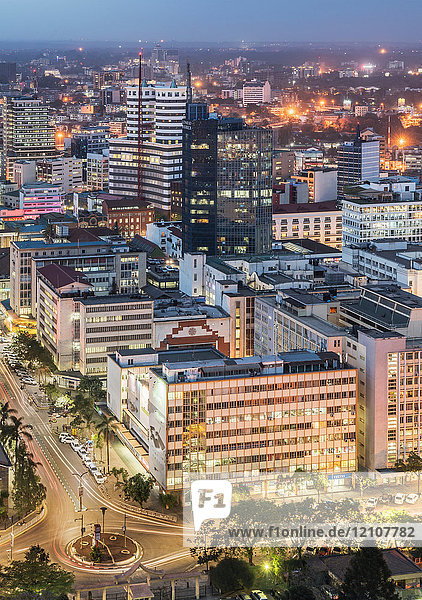 Moderne Gebäude in der Innenstadt von Nairobi  in der Abenddämmerung  Nairobi Area  Kenia  Afrika
