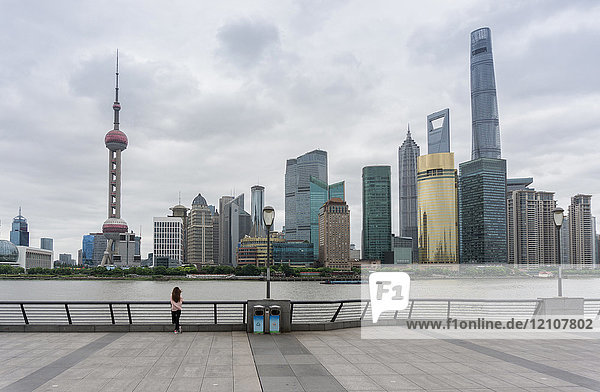 Stadtbild mit orientalischem Perlenturm in der Skyline und Huangpu-Fluss  Shanghai  China