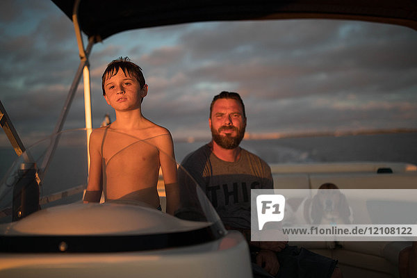 Vater und Sohn im Boot mit Haushund