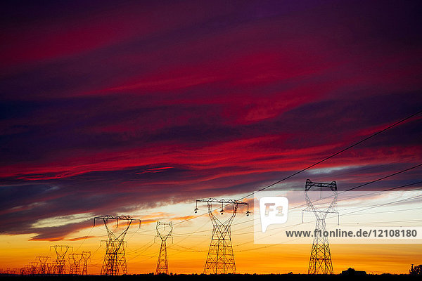 Strommasten bei Sonnenuntergang  Enterprise  Oregon  Vereinigte Staaten  Nordamerika