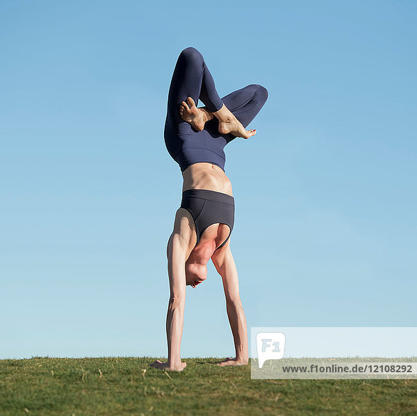 Junge Frau  im Freien  in Yogastellung