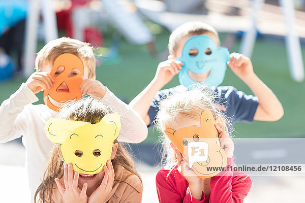 Porträt  wenn vier Kinder Papiermasken tragen