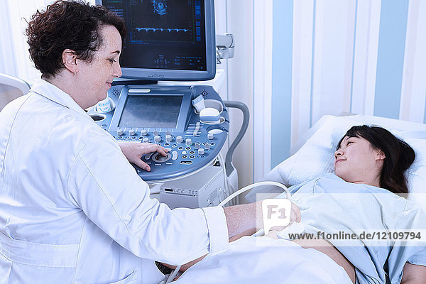 Sonographin bei schwangerer Patientin Ultraschall