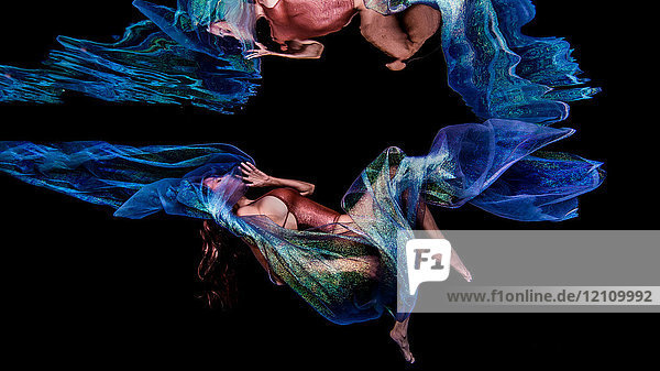 Frau schwimmt in dunklem Wasser