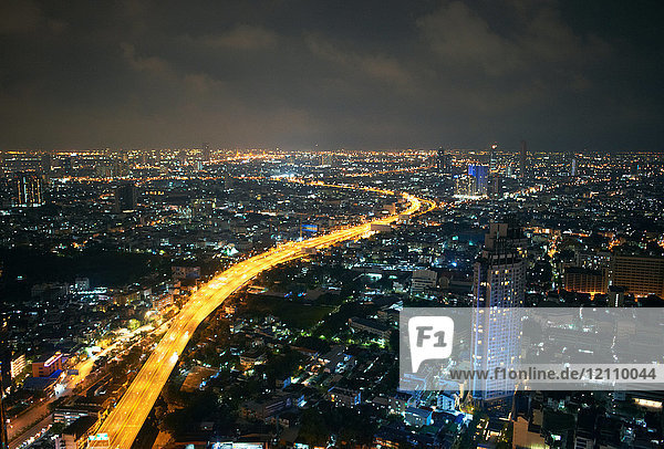 Stadtbild und Autobahn bei Nacht  Bangkok  Thailand