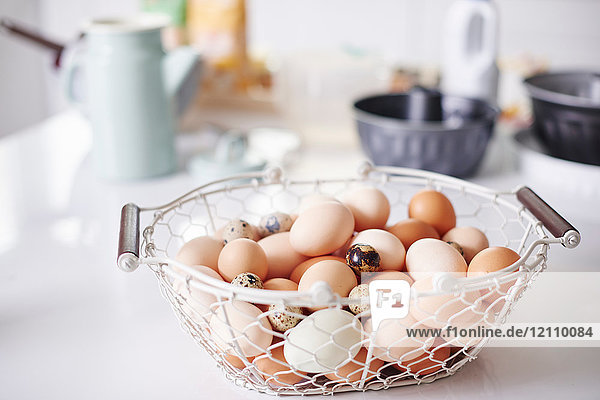 Korb voller Eier auf der Küchentheke zu Ostern