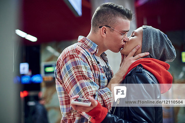 Romantisches junges Paar küsst sich in U-Bahn-Station