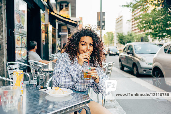 Frau im Straßencafé  Mailand  Italien
