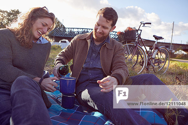 Ehepaar genießt Kaffeepause auf Moorland