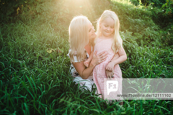 Mutter und Tochter im hohen Gras