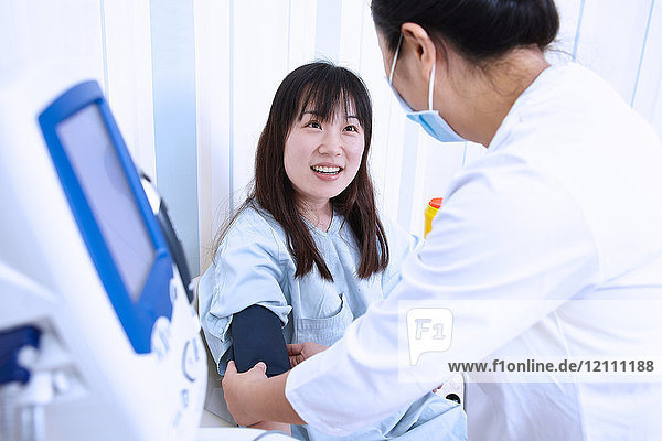 Arzt kontrolliert den Blutdruck von Patienten