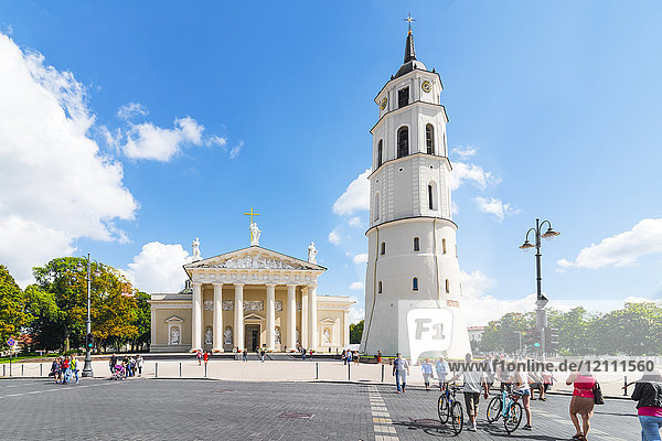 Litauen  Vilnius  Kathedrale von Vilnius mit Glockenturm im Vordergrund