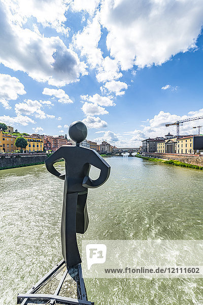 Italien  Toskana  Florenz  Blick von Ponte alle Grazie auf Ponte Vecchio  Fluss Arno