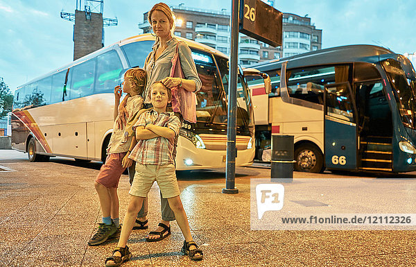 Mutter und Söhne am Busbahnhof  Montevideo  Uruguay  Südamerika