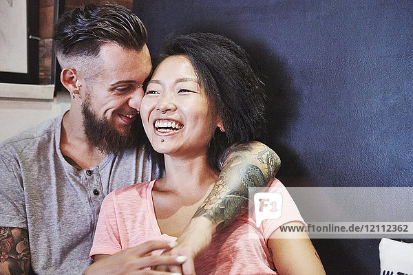 Multi-ethnisches Hipster-Paar in Café lachend  Shanghai Französische Konzession  Shanghai  China