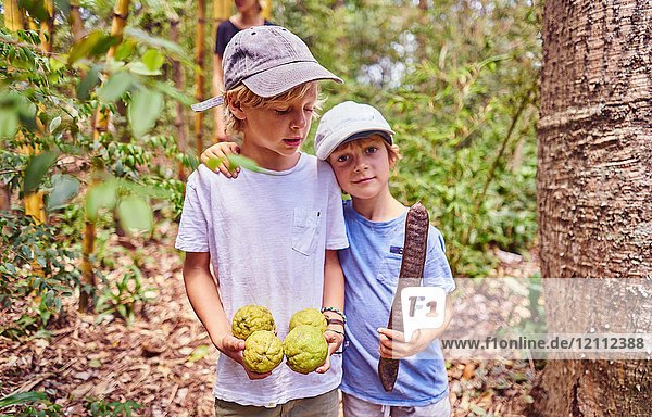 Jungen im Dschungel mit Kokosnüssen und Samen  Aguas Calientes  Chuquisaca  Bolivien  Südamerika